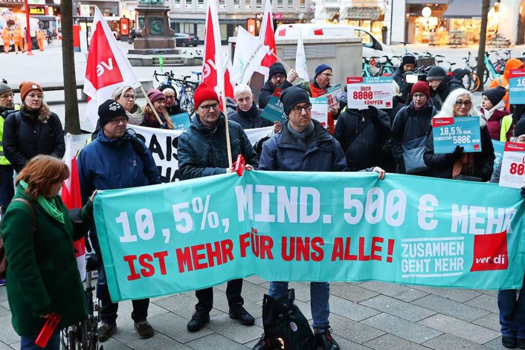 Beschäftigte im öffentlichen Dienst demonstrieren in Hamburg.  | Foto: Bodo Marks (dpa)