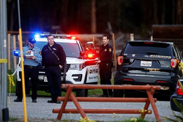 Beamte der San Mateo County Sheriffs u... wurden in Half Moon Bay, Kalifornien.  | Foto: Carlos Gonzalez (dpa)