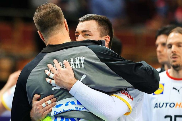 Andreas Wolff  und Jannik Kohlbacher umarmen sich nach dem Spiel.  | Foto: Jan Woitas (dpa)