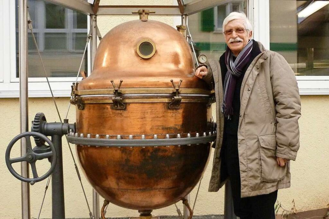 Der Zeller Apotheker Frank Hiepe und e...blut-Destillationskessel (Archivbild).  | Foto: Heinz Scholz