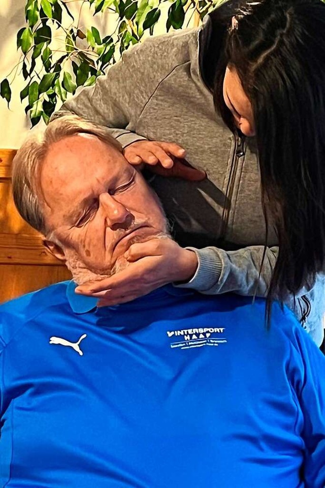 Physiotherapeutin Annika Henn und Pati...Halswirbelbereich in der Packi Klinik.  | Foto: Rischmller Frank - Packi Klinik