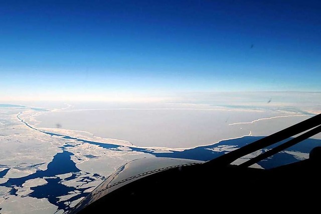 Blick auf den abgebrochenen Eisberg aus der Luft.  | Foto: Ian Potten (dpa)