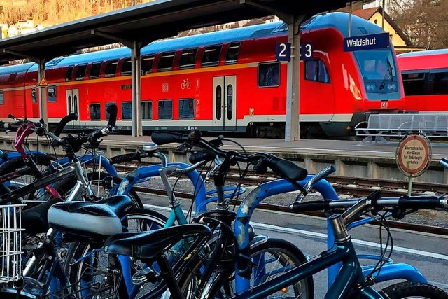 Ab Mrz knnen Schler und Jugendliche...m Jahr landesweit Bus und Bahn nutzen.  | Foto: Schlichter, Juliane