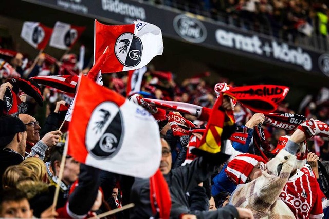 Gegen Eintracht Frankfurt werden wiede...on gehen und ihre Mannschaft anfeuern.  | Foto: Tom Weller (dpa)