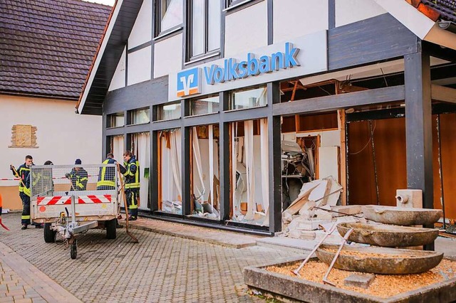 Das Gebude der Volksbank Grafenhausen wurde bei der Explosion beschdigt.  | Foto: Adrian Hofmann