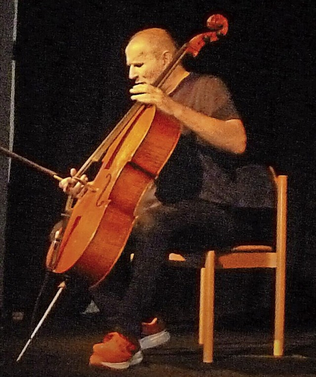 Matthias Deutschmann und sein Cello  | Foto: Bernd Fackler