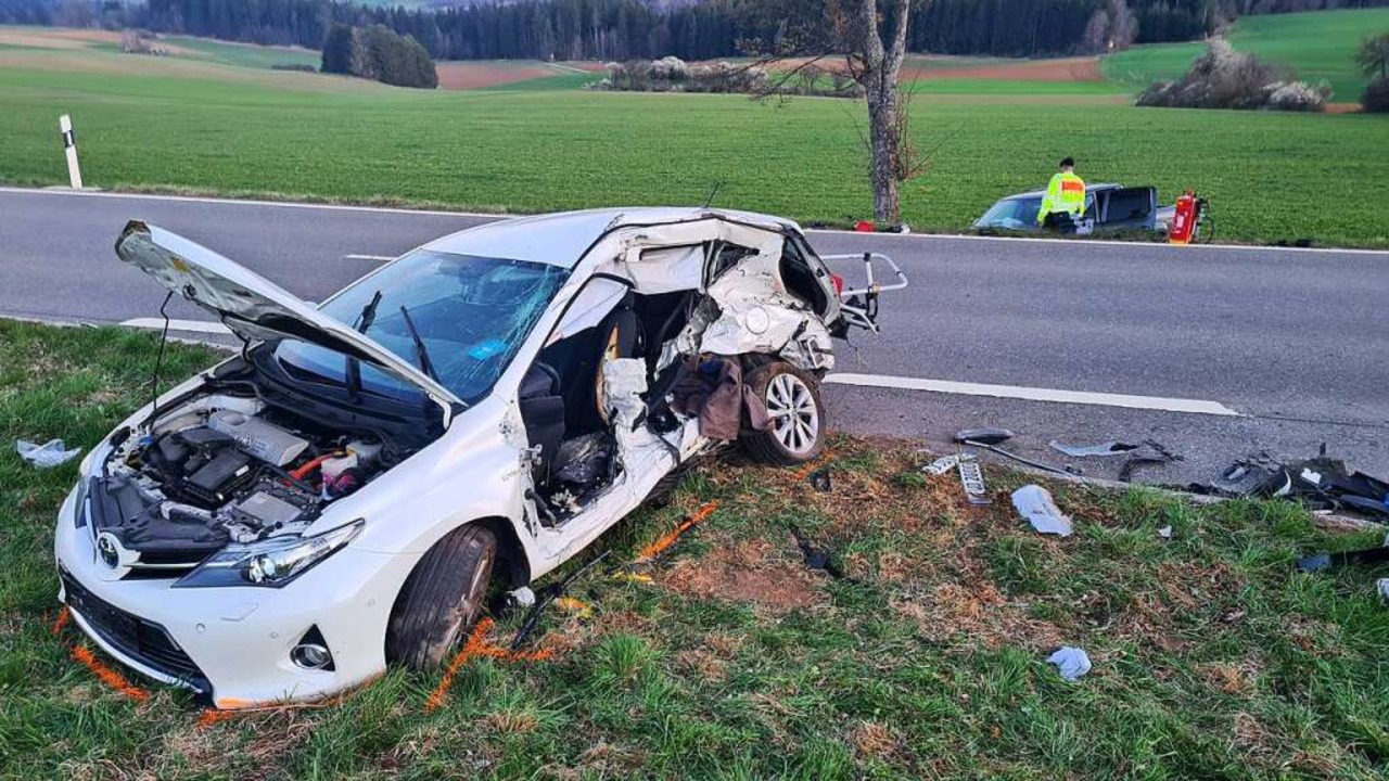 Der Unfallwagen nach dem Verkehrsunfall zwischen Reiselfingen und Göschweiler.  | Foto: kamera24