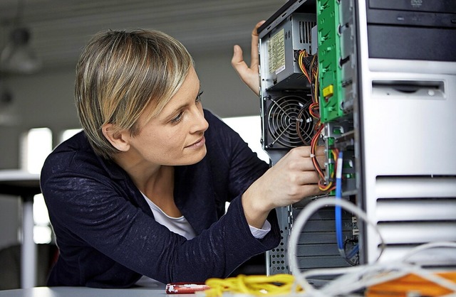 Wenige Frauen in technischen Berufen verschrfen den Fachkrftemangel.  | Foto: Rainer Berg