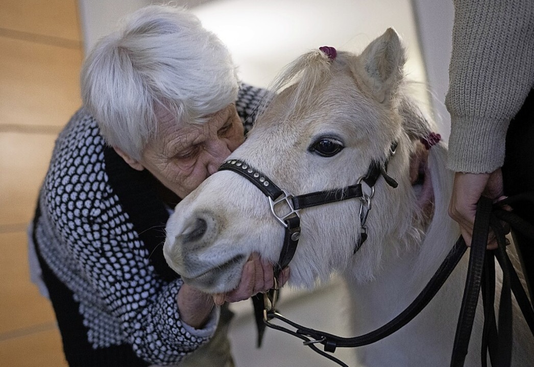 Bewohnerin Christine Müller gibt dem Shetland-Pony Toffee einen Kuss.  | Foto: Sebastian Gollnow