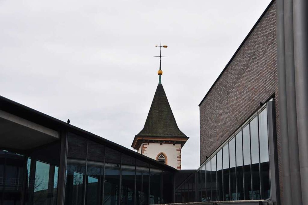 Kirche mitten in der Stadt: Hinter dem...f ragt der Turm der Stadtkirche empor.  | Foto: Daniel Gramespacher