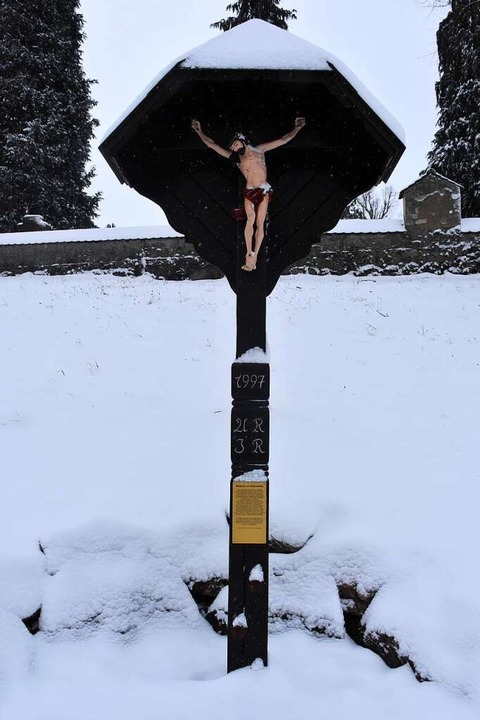 Am Friedhof von St. Peter hat das hist...gekreuz einen neuen Standort gefunden.  | Foto: Thomas Biniossek