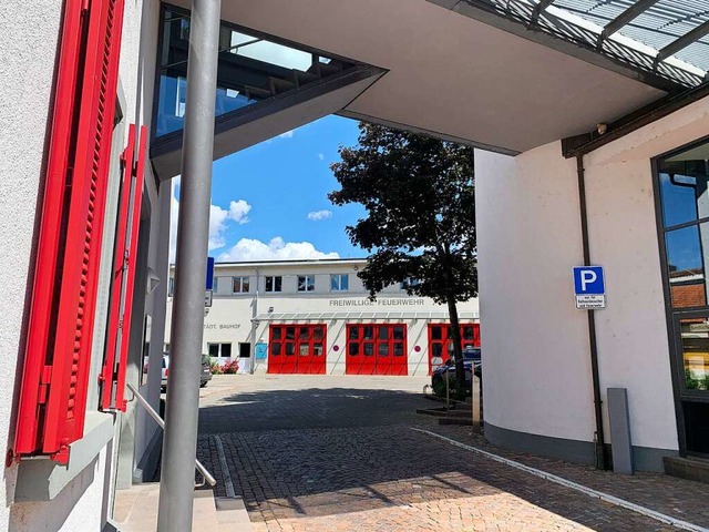 Die Stadt Heitersheim will Feuerwehr u...em beengten Hinterhof-Dasein befreien.  | Foto: Simone Hhl