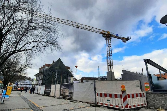 Hinter den Bauzunen schauen schon die...an der Karl-Frstenberg-Strae hervor.  | Foto: Erika Bader