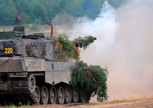 Ein  Leopard 2A6 auf einem Truppenbun...zer in der Ukraine zum Einsatz kommen.  | Foto: Ralf Hirschberger (dpa)