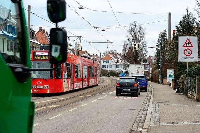 Weniger Autofahrer in der Hansjakobstraße geblitzt – Kritik an Beschilderung zeigt Wirkung