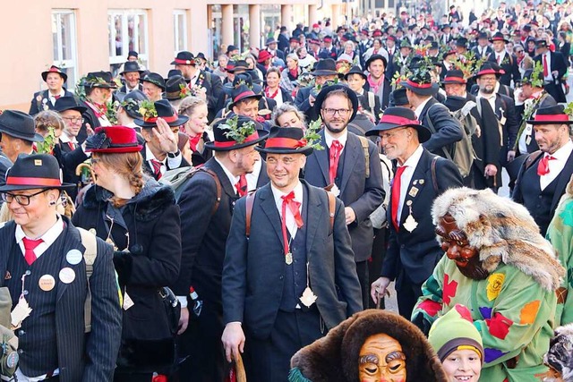 Die Wlder bringen den Narrenbaum und ...ahr am 2. Februar) ist ihr groer Tag.  | Foto: Kanele,Susanne