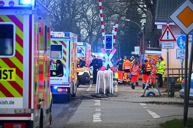 Groeinsatz am Bahnhof Brokstedt in Schleswig-Holstein  | Foto: Jonas Walzberg (dpa)