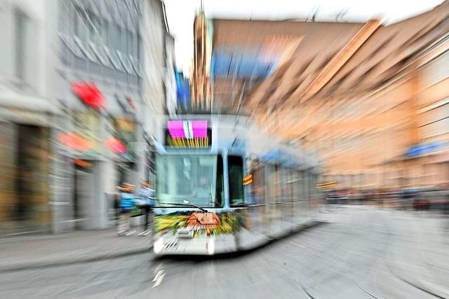 Fugngerin wird beim Einsteigen in Freiburger Straenbahn eingeklemmt