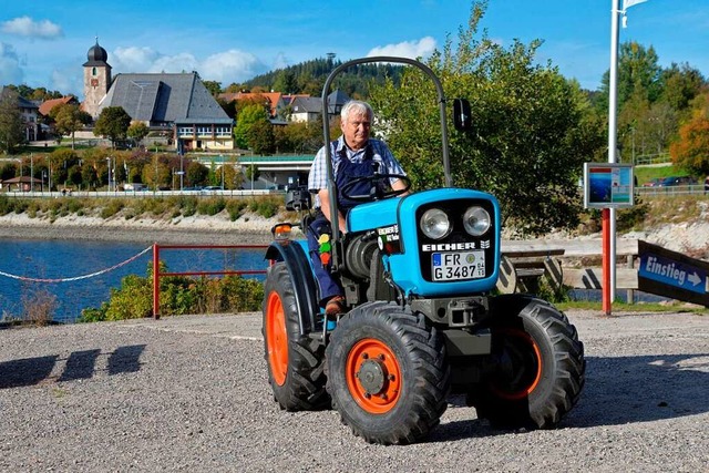 Norbert Fechtig auf seinem Schlepper; ...fr 25 Jahre im Amt geehrt worden.      | Foto: Daniel  Leridez