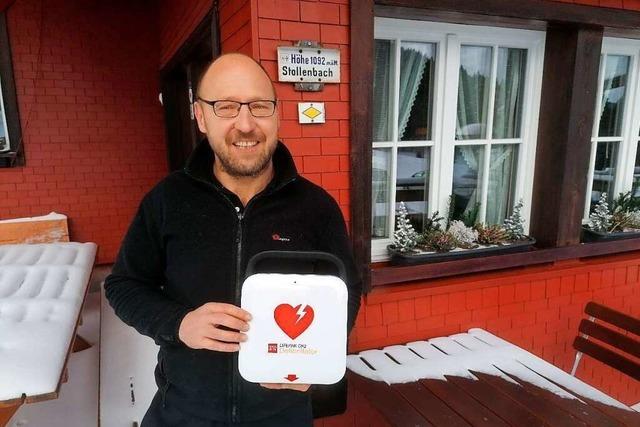 DRK installiert Defibrillator an Berggasthof in Oberried