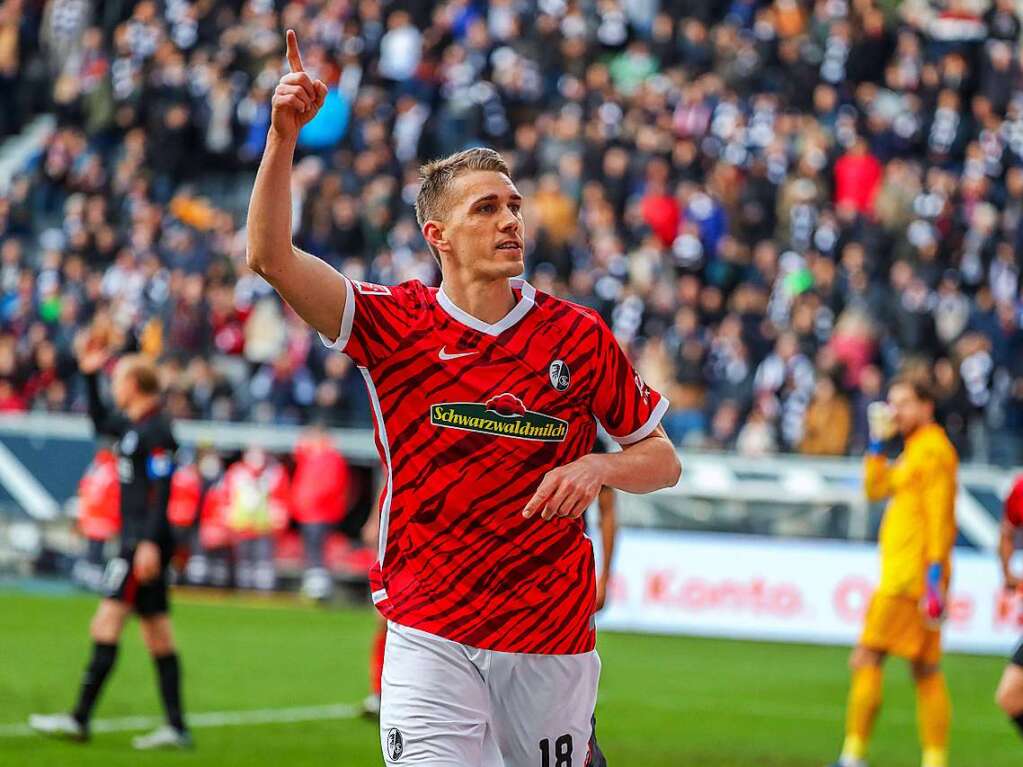 10. April 2022: Nils Petersen jubelt nach seinem Tor zum 1:2-Siegtreffer in Frankfurt.  Gegen die Hessen trifft Petersen besonders gerne. Schon acht Mal hat er ein Tor gegen Frankfurt erzielt. Gegen keinen Bundesligisten gelang ihm das hufiger.