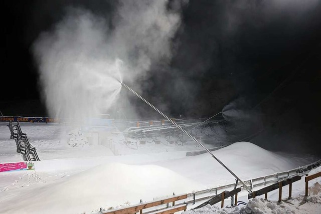 Schneilanzen erzeugten das kostbare We...der Skispringerinnen in Hinterzarten.   | Foto: Joachim Hahne