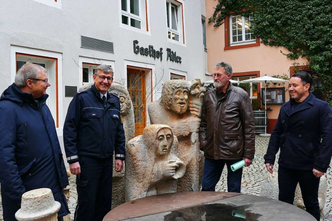 Bürgermeister Alexander Guhl, Albert Z...vor dem Narrenbrunnen in Bad Säckingen  | Foto: David Pister