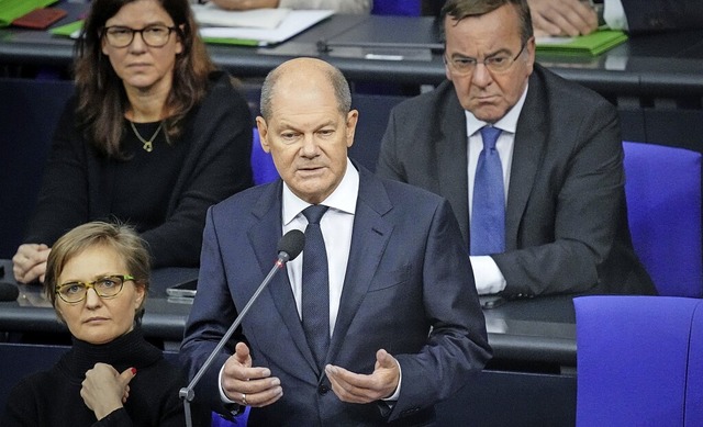 Olaf Scholz betonte im Bundestag, dass...icht in den Krieg hineinziehen lieen.  | Foto: Kay Nietfeld (dpa)
