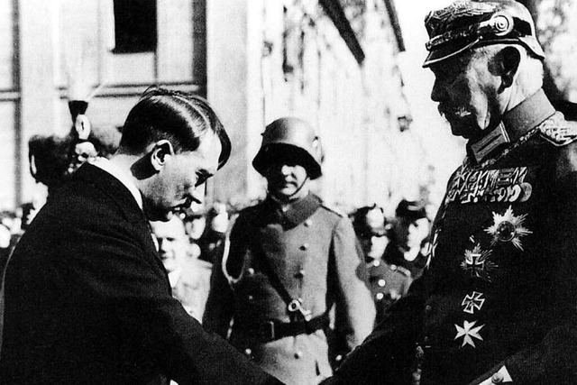 Adolf Hitler verneigt sich vor Paul vo...it der preuischen Militrtradition.    | Foto: Phoenix Jrgen Ast