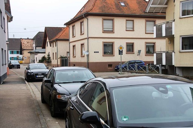 Parkende Fahrzeuge an der Herrenstrae...n Forchheim zunehmend ein Problem dar.  | Foto: Christiane Franz