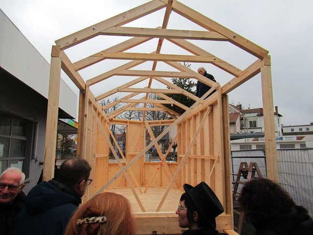 Das Hausgerippe steht, bis 3. April soll die Tiny Church einsatzbereit sein.  | Foto: Susanne Kerkovius