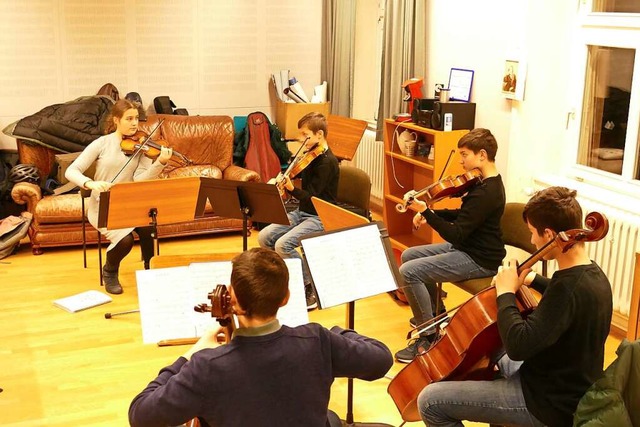 Tabea Dewald, Michael, Josua und Noah ...sowie Jonathan Dewald beim Musizieren.  | Foto: Eyp Ertan