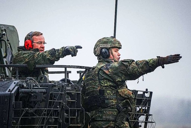Boris Pistorius steht mit einem Soldat...engrabow in einem Puma-Schtzenpanzer.  | Foto: Kay Nietfeld (dpa)