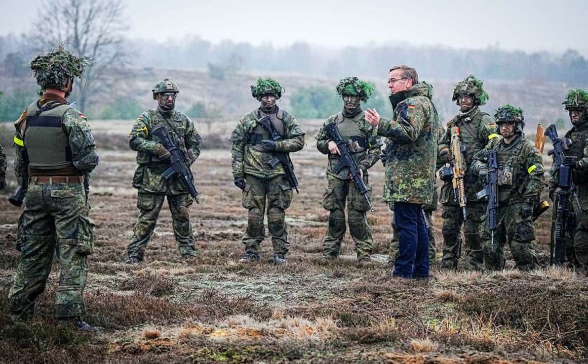 Boris Pistorius unterhlt sich mit Soldaten.  | Foto: Kay Nietfeld (dpa)