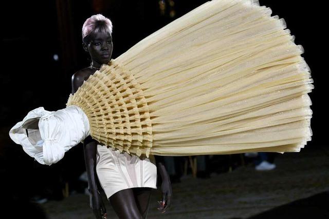 Fotos: Haute-Couture-Schauen begeistern in Paris