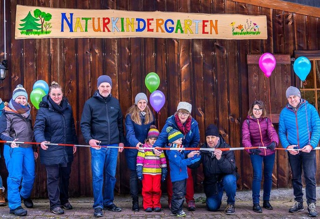 Von links: Natalie Blsi, Tanja Behner...zur Einweihung des Naturkindergartens.  | Foto: Paul Eischet