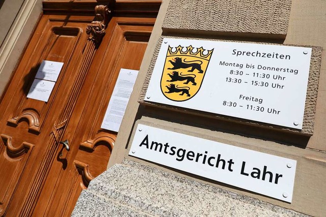 Vor dem Amtsgericht standen   vier Ex-...em von ihnen zugeordnet werden konnte.  | Foto: Christoph Breithaupt