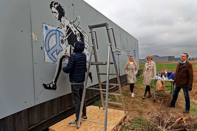 Der junge Streetart-Knstler Falco bei...eck (von rechts) verfolgen die Arbeit.  | Foto: Martin Wendel