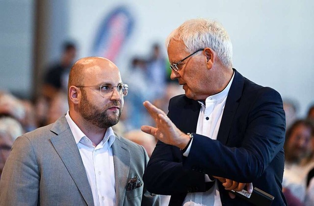 Die AfD Politiker Markus Frohnmaier (l...arteimitglieder in Offenburg erwartet.  | Foto: Bernd Weibrod (dpa)