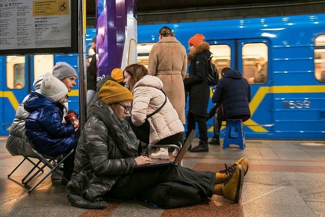 Menschen in Kiew retteten sich am Donnerstag erneut in die U-Bahn-Stationen.  | Foto: IMAGO/Maxym Marusenko