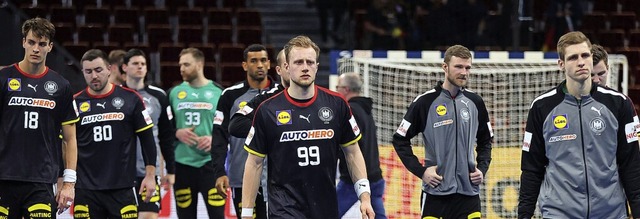 Enttuschte Gesichter bei den deutsche...allern nach dem Spiel gegen Frankreich  | Foto: Jan Woitas (dpa)