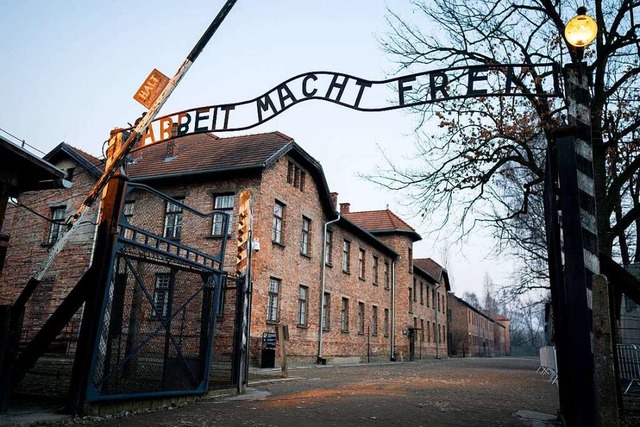 Das Vernichtungslager Auschwitz: Tor z... Menschheit noch lange erinnern wird.   | Foto: Kay Nietfeld (dpa)