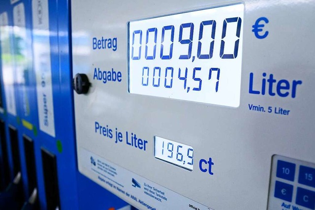 Die Anzeigentafel einer Zapfsule an einer Tankstelle. (Symbolbild).  | Foto: Bernd von Jutrczenka (dpa)