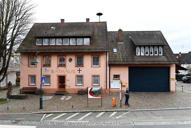 Rathaus (links) und Feuerwehrgertehau...hen werden durch einen Neubau ersetzt.  | Foto: Thomas Kunz