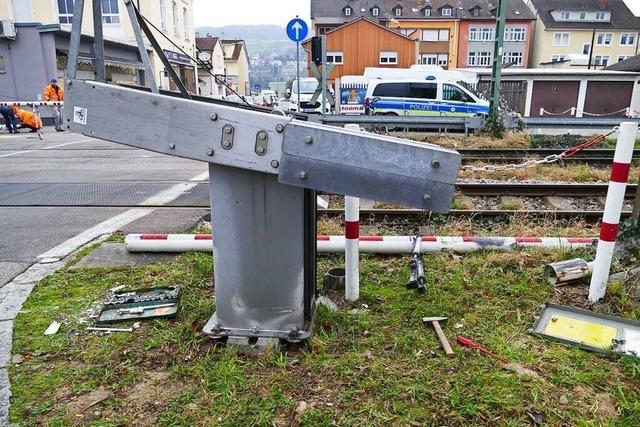 Sattelzug fährt Schranke in Lörrach ab und flüchtet
