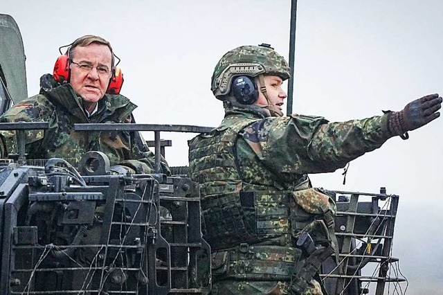 Antrittsbesuch bei der Bundeswehr: Der...engrabow in einem Puma-Schtzenpanzer.  | Foto: Kay Nietfeld (dpa)