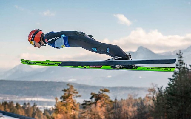 Katharina Althaus, deutsche Spitzenspr...ier fliegt sie in Villach, sterreich.  | Foto: Expa, Stefan Adelsberger (dpa)