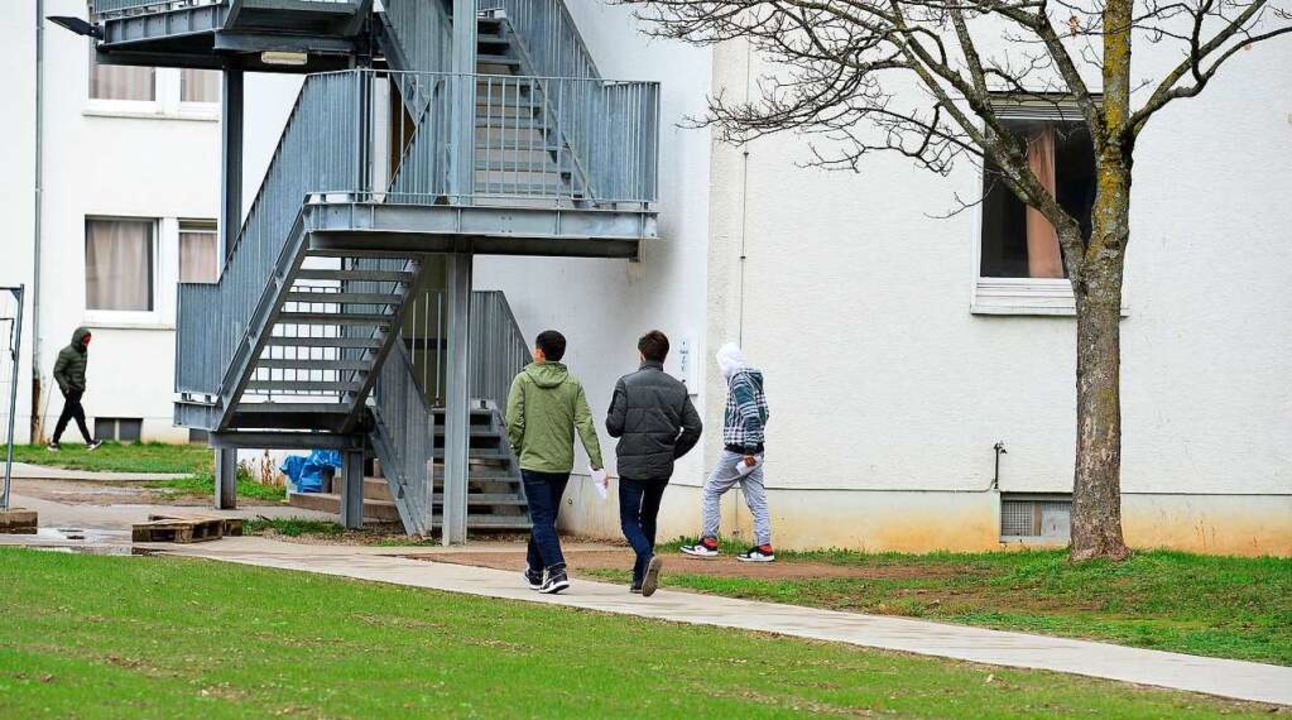 Zwei Mnner auf dem Gelnde der Landes...e fr Geflchtete im Freiburger Sden.  | Foto: Ingo Schneider