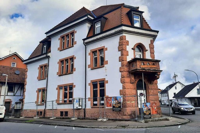 Sowohl der Bauzaun als auch die Abstt...m ehemaligen &#8222;Lovers Inn&#8220;.  | Foto: Erika Bader