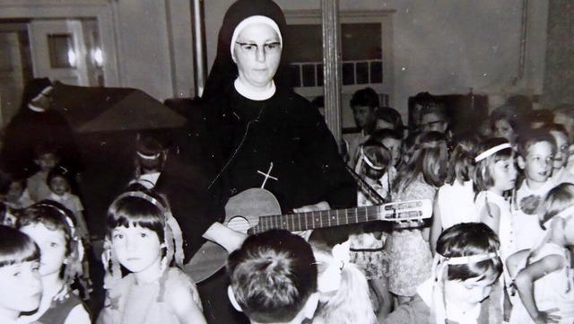 Schwester Pia Ccilia, umringt von Sch...ohlenen im Kindergarten Merianstrae    | Foto: Hansjrg Bader